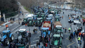 Tratores são estacionados ao longo do rio Sena enquanto agricultores protestam para exigir 'ações concretas e imediatas' do governo, que está lutando para lidar com a insatisfação dos agricultores em Paris