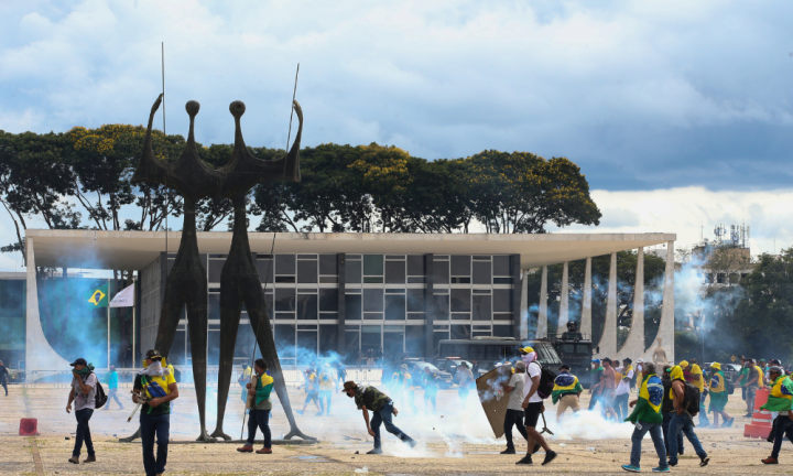 Manifestantes invadem Congresso, STF e Palácio do Planalto