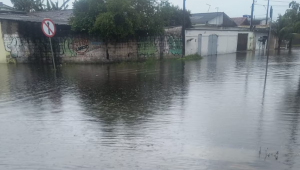 Temporal desabriga 74 no litoral de SP; tromba d’água assusta banhistas em Paraty
