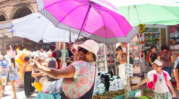 Movimenta&ccedil;&atilde;o de pessoas na Uruguaiana, no centro do Rio de Janeiro na manh&atilde; de segunda-feira (12)