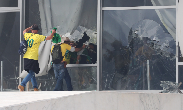 Manifestantes invadem Congresso, STF e Pal&aacute;cio do Planalto