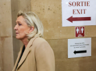Marine Le Pen chega para uma audi&ecirc;ncia em seu julgamento de apela&ccedil;&atilde;o por suspeita de desvio de fundos p&uacute;blicos europeus, no tribunal de Paris, nesta ter&ccedil;a-feira (13)
