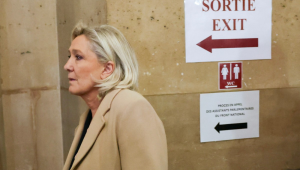 Marine Le Pen chega para uma audiência em seu julgamento de apelação por suspeita de desvio de fundos públicos europeus, no tribunal de Paris, nesta terça-feira (13)