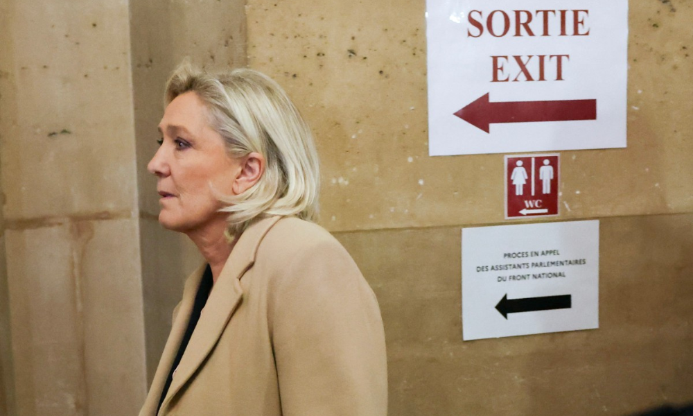 Marine Le Pen chega para uma audiência em seu julgamento de apelação por suspeita de desvio de fundos públicos europeus, no tribunal de Paris, nesta terça-feira (13)