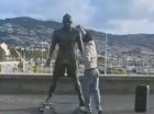 Estátua de Cristiano Ronaldo é incendiada em Portugal