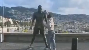 Estátua de Cristiano Ronaldo é incendiada em Portugal