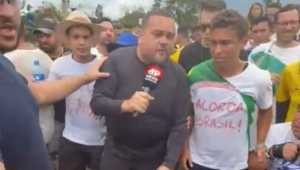 Nikolas Ferreira conversa com a reportagem da Jovem Pan durante caminhada
