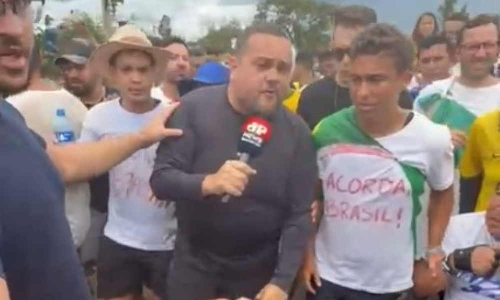 Nikolas Ferreira conversa com a reportagem da Jovem Pan durante caminhada