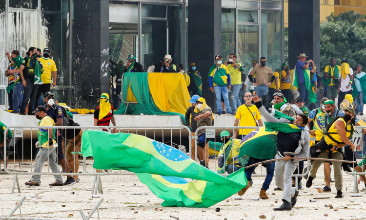 Manifestantes invadem Congresso, STF e Pal&aacute;cio do Planalto