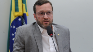 Presidente da Comissão de Relações Exteriores e Defesa Nacional da Câmara dos Deputados, Filipe Barros (PL-PR), quer convocar o ministro das Relações Exteriores, Mauro Vieira, e o assessor especial do presidente Lula, Celso Amorim, para uma prestação de esclarecimentos sobre a posição do governo brasileiro em relação à Venezuela