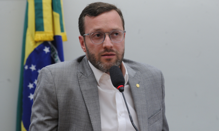 Presidente da Comissão de Relações Exteriores e Defesa Nacional da Câmara dos Deputados, Filipe Barros (PL-PR), quer convocar o ministro das Relações Exteriores, Mauro Vieira, e o assessor especial do presidente Lula, Celso Amorim, para uma prestação de esclarecimentos sobre a posição do governo brasileiro em relação à Venezuela