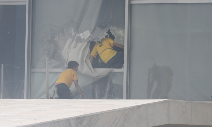 Manifestantes invadem Congresso, STF e Palácio do Planalto