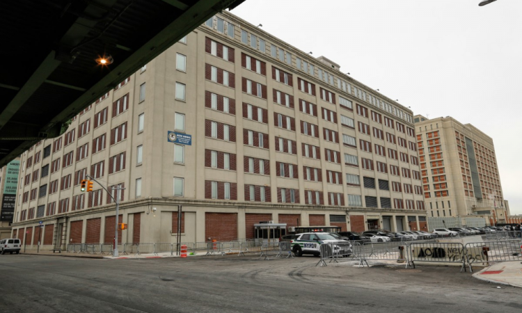 Vista do Centro de Detenção Metropolitano no bairro do Brooklyn, na cidade de Nova York