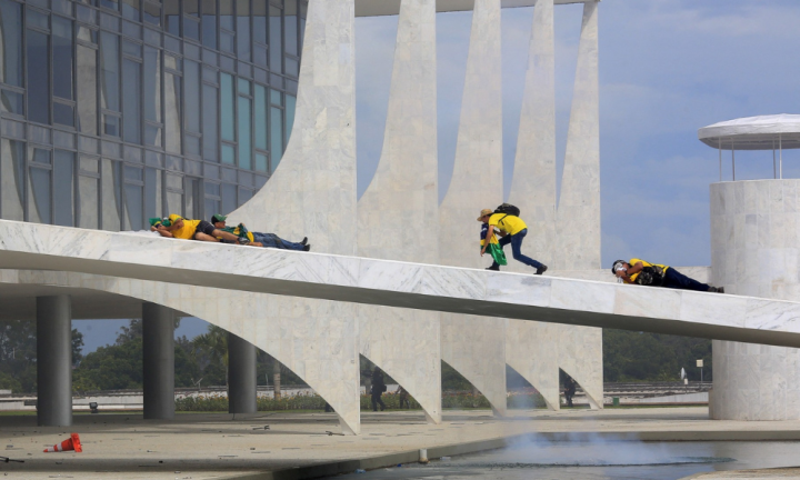 Manifestantes invadem Congresso, STF e Palácio do Planalto