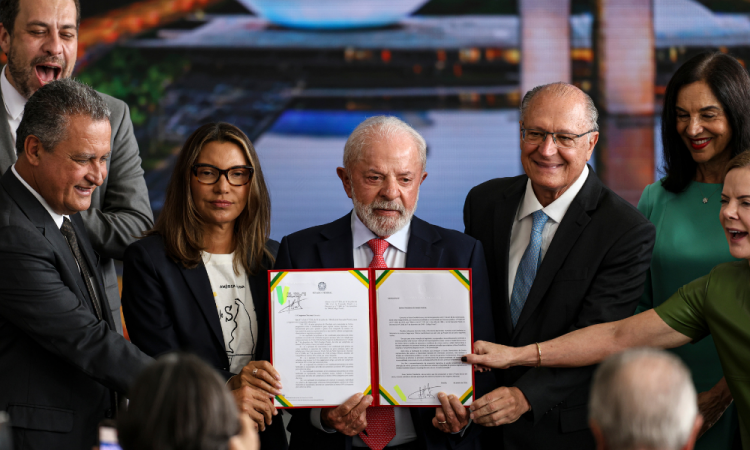 Presidente Lula assina veto integral ao PL da Dosimetria durante cerimônia relativa aos atos antidemocráticos de 8 de Janeiro