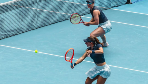 Luisa Stefani e a canadense Gabriela Daborwski em ação durante partida do Australian Open