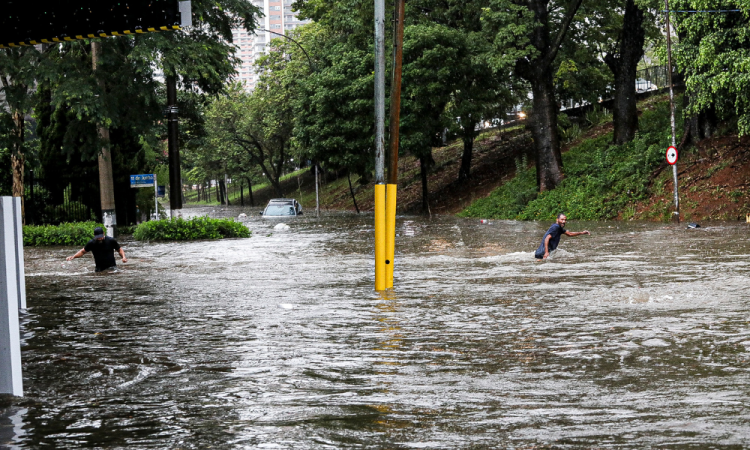 Vista de ponto de alagamento do cruzamento da pista local da Av. Rubem Berta (corredor norte-sul) com a rua 11 de Junho, na Vila Clementino, zona sul de São Paulo, após o forte temporal que atingiu a região na tarde de terça-feira (27)