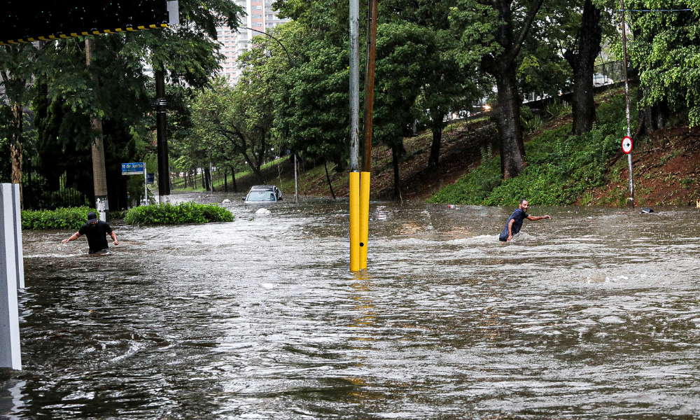 Vista de ponto de alagamento do cruzamento da pista local da Av. Rubem Berta (corredor norte-sul) com a rua 11 de Junho, na Vila Clementino, zona sul de São Paulo, após o forte temporal que atingiu a região na tarde de terça-feira (27)