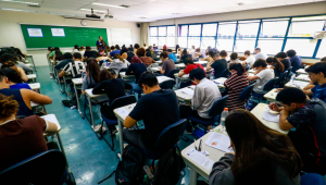 Alunos fazem a primeira fase da Fuvest 2026 no prédio da FEA USP