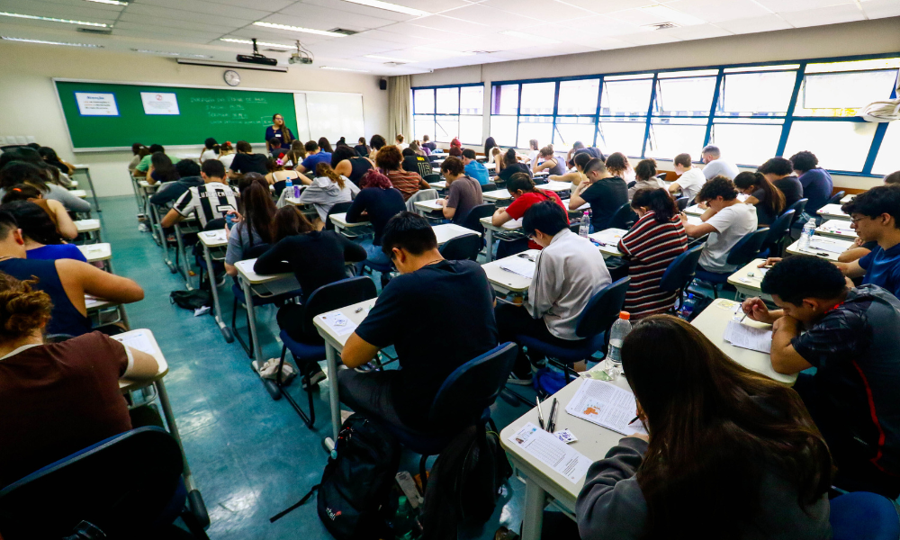 Alunos fazem a primeira fase da Fuvest 2026 no prédio da FEA USP