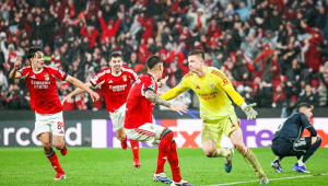 Goleiro e jogadores do Benfica comemoram contra o Real Madrid