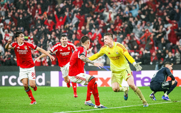 Goleiro e jogadores do Benfica comemoram contra o Real Madrid