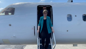 Embaixadora dos EUA chega a Venezuela de avião