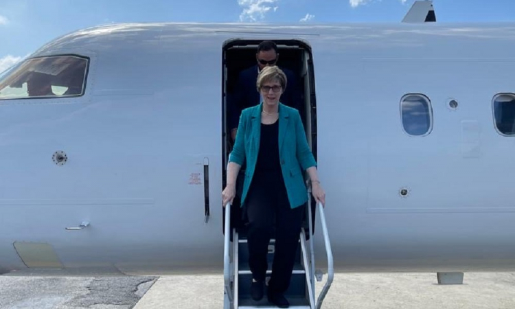 Embaixadora dos EUA chega a Venezuela de avião
