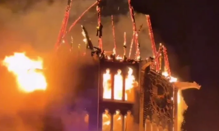 Reprodução redes sociais Igreja Vondelkerk é destruída por incêndio em Amsterdã, no dia 1º de janeiro de 2026.