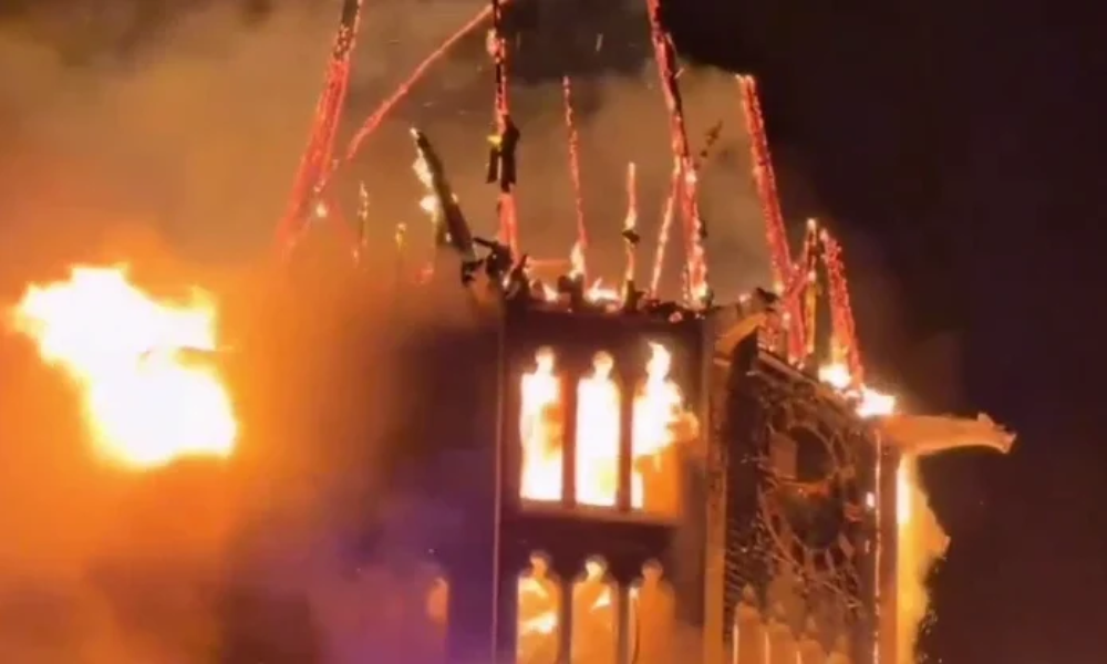 Reprodução redes sociais Igreja Vondelkerk é destruída por incêndio em Amsterdã, no dia 1º de janeiro de 2026.