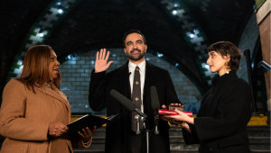 O prefeito eleito de Nova York, Zohran Mamdani (C), toma posse enquanto a procuradora-geral de Nova York, Letitia James (E), e sua esposa, Rama Duwaji, observam, em Nova York, em 1º de janeiro de 2026. O prefeito eleito de Nova York, Zohran Mamdani, está prestes a se tornar o primeiro prefeito muçulmano da cidade americana, e o otimismo juvenil de sua plataforma socialista democrática será posto à prova quando ele assumir o cargo em 1º de janeiro de 2026, com grandes expectativas.