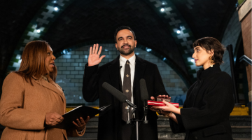 O prefeito eleito de Nova York, Zohran Mamdani (C), toma posse enquanto a procuradora-geral de Nova York, Letitia James (E), e sua esposa, Rama Duwaji, observam, em Nova York, em 1&ordm; de janeiro de 2026. O prefeito eleito de Nova York, Zohran Mamdani, est&aacute; prestes a se tornar o primeiro prefeito mu&ccedil;ulmano da cidade americana, e o otimismo juvenil de sua plataforma socialista democr&aacute;tica ser&aacute; posto &agrave; prova quando ele assumir o cargo em 1&ordm; de janeiro de 2026, com grandes expectativas.