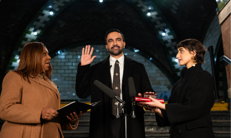 O prefeito eleito de Nova York, Zohran Mamdani (C), toma posse enquanto a procuradora-geral de Nova York, Letitia James (E), e sua esposa, Rama Duwaji, observam, em Nova York, em 1º de janeiro de 2026. O prefeito eleito de Nova York, Zohran Mamdani, está prestes a se tornar o primeiro prefeito muçulmano da cidade americana, e o otimismo juvenil de sua plataforma socialista democrática será posto à prova quando ele assumir o cargo em 1º de janeiro de 2026, com grandes expectativas.