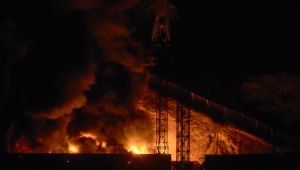 Imagem do incêndio em Fuerte Tiuna, o maior complexo militar da Venezuela, após uma série de explosões em Caracas em 3 de janeiro de 2026. Fortes explosões, acompanhadas por sons semelhantes a sobrevoos de aeronaves, foram ouvidas em Caracas por volta das 2h (6h GMT) do dia 3 de janeiro, informou um jornalista da AFP. As explosões ocorrem em um momento em que o presidente dos EUA, Donald Trump, que enviou uma força-tarefa da Marinha para o Caribe, levantou a possibilidade de ataques terrestres contra a Venezuela.