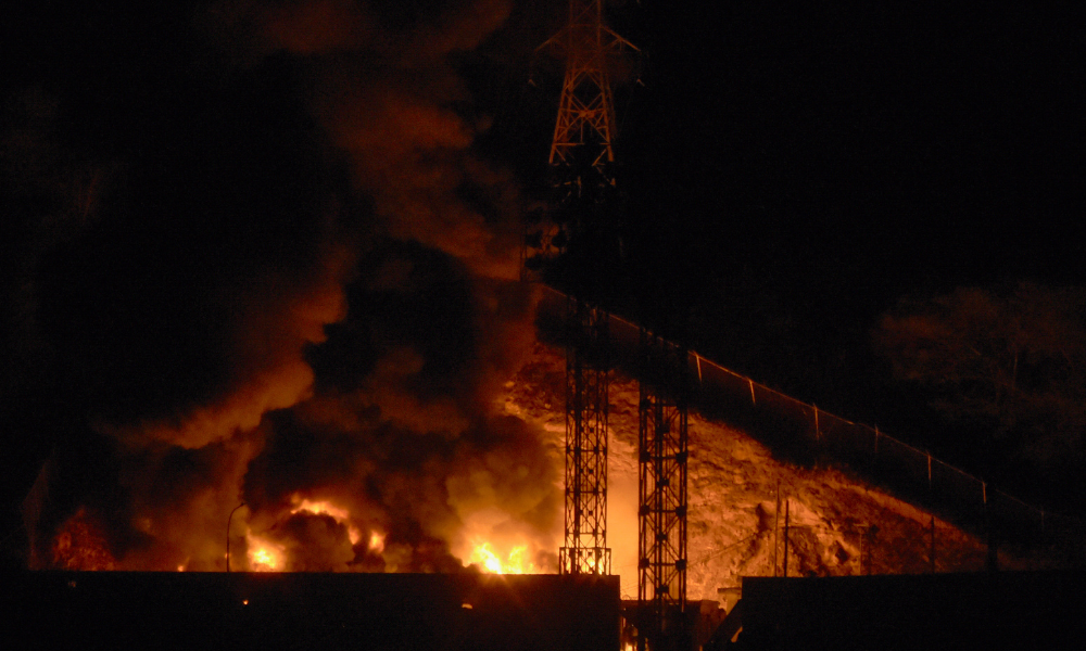 Imagem do incêndio em Fuerte Tiuna, o maior complexo militar da Venezuela, após uma série de explosões em Caracas em 3 de janeiro de 2026. Fortes explosões, acompanhadas por sons semelhantes a sobrevoos de aeronaves, foram ouvidas em Caracas por volta das 2h (6h GMT) do dia 3 de janeiro, informou um jornalista da AFP. As explosões ocorrem em um momento em que o presidente dos EUA, Donald Trump, que enviou uma força-tarefa da Marinha para o Caribe, levantou a possibilidade de ataques terrestres contra a Venezuela.