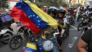 Venezuelanos residentes no Peru comemoram em motocicletas com bandeiras nacionais em frente à Embaixada da Venezuela em Lima, em 3 de janeiro de 2026, após as forças americanas capturarem o líder venezuelano Nicolás Maduro. O presidente Donald Trump afirmou no sábado que as forças americanas capturaram o líder da Venezuela, Nicolás Maduro, após bombardear a capital Caracas e outras cidades, em um desfecho dramático para um impasse de meses entre Trump e seu arqui-inimigo venezuelano.