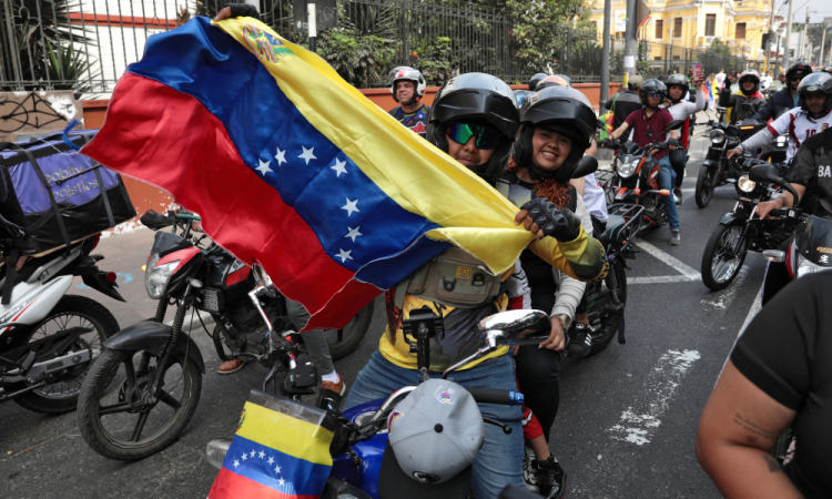 Venezuelanos residentes no Peru comemoram em motocicletas com bandeiras nacionais em frente à Embaixada da Venezuela em Lima, em 3 de janeiro de 2026, após as forças americanas capturarem o líder venezuelano Nicolás Maduro. O presidente Donald Trump afirmou no sábado que as forças americanas capturaram o líder da Venezuela, Nicolás Maduro, após bombardear a capital Caracas e outras cidades, em um desfecho dramático para um impasse de meses entre Trump e seu arqui-inimigo venezuelano.