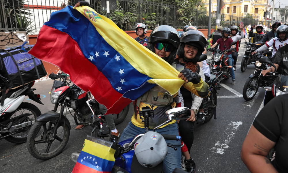 Venezuelanos residentes no Peru comemoram em motocicletas com bandeiras nacionais em frente à Embaixada da Venezuela em Lima, em 3 de janeiro de 2026, após as forças americanas capturarem o líder venezuelano Nicolás Maduro. O presidente Donald Trump afirmou no sábado que as forças americanas capturaram o líder da Venezuela, Nicolás Maduro, após bombardear a capital Caracas e outras cidades, em um desfecho dramático para um impasse de meses entre Trump e seu arqui-inimigo venezuelano.