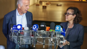 A embaixadora Maria Laura substitui o ministro Mauro Vieira, que estava de férias, mas interrompeu o descanso e viajou de volta a Brasília