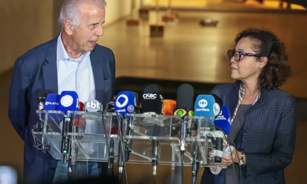 A embaixadora Maria Laura substitui o ministro Mauro Vieira, que estava de férias, mas interrompeu o descanso e viajou de volta a Brasília