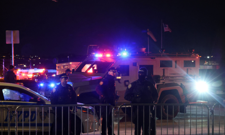 Uma comitiva transportando o ex-presidente venezuelano Nicolás Maduro deixa o heliporto Westside em Nova York em 3 de janeiro de 2026. O presidente venezuelano Nicolás Maduro chegou na noite de sábado a uma base militar nos Estados Unidos após sua captura pelas forças americanas em Caracas. Maduro foi visto cercado por agentes do FBI enquanto descia as escadas de embarque de um avião do governo americano em uma instalação da Guarda Nacional do estado de Nova York e era escoltado lentamente pela pista.