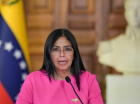 A vice-presidente da Venezuela, Delcy Rodr&iacute;guez, discursa durante uma coletiva de imprensa em Caracas, em 11 de agosto de 2025. Em 3 de janeiro de 2026, a Suprema Corte da Venezuela ordenou que a vice-presidente Delcy Rodr&iacute;guez assumisse a lideran&ccedil;a interina do pa&iacute;s, ap&oacute;s os Estados Unidos prenderem o presidente Nicol&aacute;s Maduro e o retirarem do pa&iacute;s.