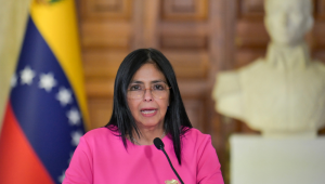 A vice-presidente da Venezuela, Delcy Rodríguez, discursa durante uma coletiva de imprensa em Caracas, em 11 de agosto de 2025. Em 3 de janeiro de 2026, a Suprema Corte da Venezuela ordenou que a vice-presidente Delcy Rodríguez assumisse a liderança interina do país, após os Estados Unidos prenderem o presidente Nicolás Maduro e o retirarem do país.