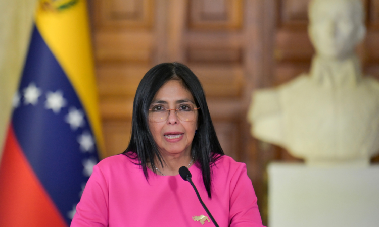 A vice-presidente da Venezuela, Delcy Rodríguez, discursa durante uma coletiva de imprensa em Caracas, em 11 de agosto de 2025. Em 3 de janeiro de 2026, a Suprema Corte da Venezuela ordenou que a vice-presidente Delcy Rodríguez assumisse a liderança interina do país, após os Estados Unidos prenderem o presidente Nicolás Maduro e o retirarem do país.