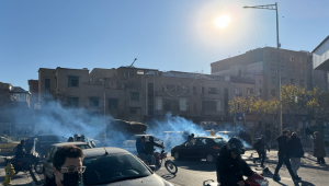 Lojistas e comerciantes protestam nas ruas de Teerã contra a situação econômica e a moeda iraniana em crise, em 29 de dezembro de 2025. Alguns lojistas em Teerã fecharam suas lojas em 29 de dezembro em protesto contra as dificuldades econômicas e as fortes oscilações da moeda iraniana em crise, informou a mídia iraniana, após manifestações semelhantes no dia anterior. A moeda iraniana atingiu novas mínimas no mercado paralelo, com o dólar americano cotado a cerca de 1,42 milhão de rials no domingo, em comparação com 820.000 rials um ano atrás, e o euro se aproximando de 1,7 milhão de rials, de acordo com sites de monitoramento de preços.
