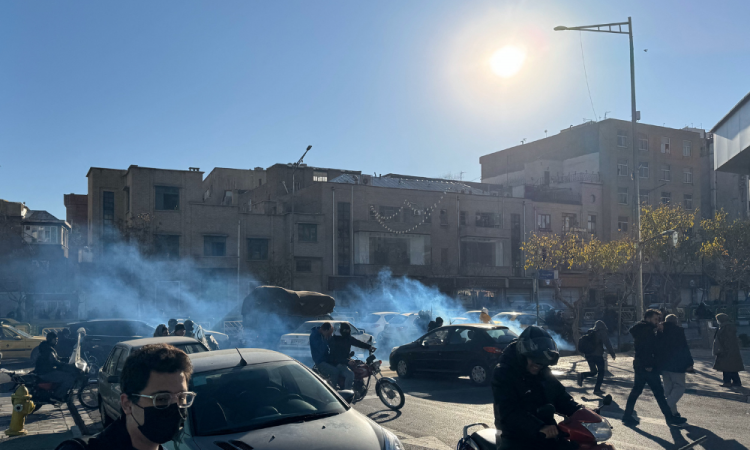 Lojistas e comerciantes protestam nas ruas de Teerã contra a situação econômica e a moeda iraniana em crise, em 29 de dezembro de 2025. Alguns lojistas em Teerã fecharam suas lojas em 29 de dezembro em protesto contra as dificuldades econômicas e as fortes oscilações da moeda iraniana em crise, informou a mídia iraniana, após manifestações semelhantes no dia anterior. A moeda iraniana atingiu novas mínimas no mercado paralelo, com o dólar americano cotado a cerca de 1,42 milhão de rials no domingo, em comparação com 820.000 rials um ano atrás, e o euro se aproximando de 1,7 milhão de rials, de acordo com sites de monitoramento de preços.