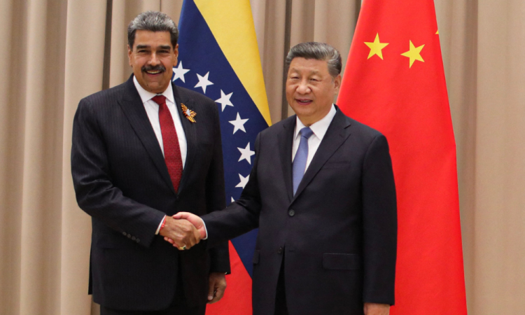 Foto divulgada pela Presidência da Venezuela mostrando o presidente venezuelano Nicolás Maduro apertando a mão do presidente chinês Xi Jinping durante uma reunião em Moscou, em 9 de maio de 2025. (Foto de MARCELO GARCIA / Presidência da Venezuela / AFP) / USO RESTRITO A FINS EDITORIAIS - CRÉDITO OBRIGATÓRIO "FOTO AFP / PRESIDÊNCIA DA VENEZUELA / MARCELO GARCIA / DIVULGAÇÃO / " - PROIBIDO O USO PARA FINS DE MARKETING OU CAMPANHAS PUBLICITÁRIAS - DISTRIBUÍDO COMO UM SERVIÇO AOS CLIENTES