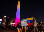 Venezuelanos residentes na Argentina comemoram em frente ao Obelisco iluminado com as cores da bandeira venezuelana em Buenos Aires, em 3 de janeiro de 2026, após as forças americanas capturarem o líder venezuelano Nicolás Maduro. O presidente Donald Trump afirmou em 3 de janeiro de 2026 que as forças americanas haviam capturado o líder da Venezuela, Nicolás Maduro, após bombardear a capital Caracas e outras cidades, em um clímax dramático para um impasse de meses entre Trump e seu arqui-inimigo venezuelano.