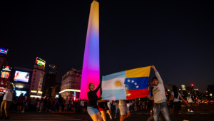 Venezuelanos residentes na Argentina comemoram em frente ao Obelisco iluminado com as cores da bandeira venezuelana em Buenos Aires, em 3 de janeiro de 2026, após as forças americanas capturarem o líder venezuelano Nicolás Maduro. O presidente Donald Trump afirmou em 3 de janeiro de 2026 que as forças americanas haviam capturado o líder da Venezuela, Nicolás Maduro, após bombardear a capital Caracas e outras cidades, em um clímax dramático para um impasse de meses entre Trump e seu arqui-inimigo venezuelano.