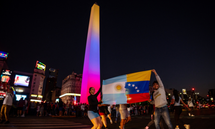 Venezuelanos residentes na Argentina comemoram em frente ao Obelisco iluminado com as cores da bandeira venezuelana em Buenos Aires, em 3 de janeiro de 2026, após as forças americanas capturarem o líder venezuelano Nicolás Maduro. O presidente Donald Trump afirmou em 3 de janeiro de 2026 que as forças americanas haviam capturado o líder da Venezuela, Nicolás Maduro, após bombardear a capital Caracas e outras cidades, em um clímax dramático para um impasse de meses entre Trump e seu arqui-inimigo venezuelano.